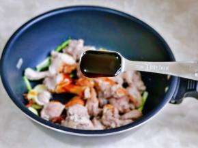 再加入蚝油调味翻炒均匀。