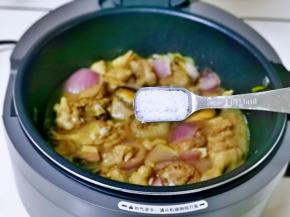 鸣笛后按个人口味加入盐，再启动红烧功能炖15分钟即可断电。