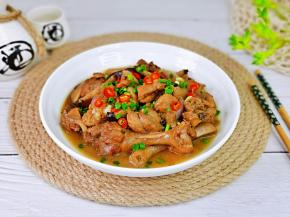 盛出装盘，撒上葱花，红辣椒。