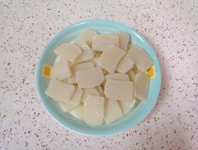 年糕片去掉外包装，用凉水冲洗一下。