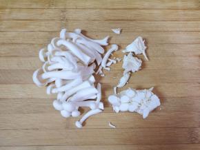 白玉菇切去根部清洗干净。