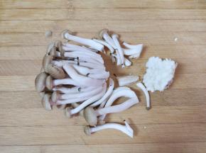 蟹味菇切去根部清洗干净。