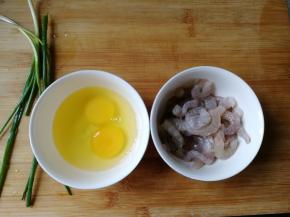 准备食材。虾仁是新鲜虾开背去虾线，剥壳的。关于剥虾仁，可以买了活虾然后略微冷冻半个小时，然后轻松剥壳。鸡蛋打入碗里备用。