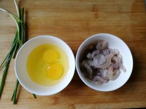 准备食材。虾仁是新鲜虾开背去虾线，剥壳的。关于剥虾仁，可以买了活虾然后略微冷冻半个小时，然后轻松剥壳。鸡蛋打入碗里备用。