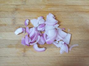 洋葱切碎。