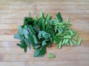 空心菜洗干净切成小段。