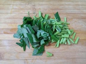 空心菜洗干净切成小段。