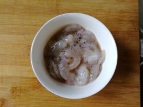 清洗好的虾仁，加入一点点蛋清和半勺盐。带上手套抓匀，或者干净手抓匀。腌渍5分钟。