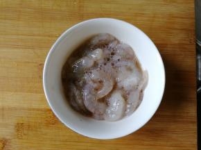 清洗好的虾仁，加入一点点蛋清和半勺盐。带上手套抓匀，或者干净手抓匀。腌渍5分钟。