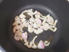 不粘锅里面倒入适量的食用油烧热，下入洋葱炒出香味。