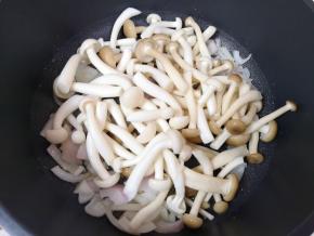 下入白玉菇和蟹味菇。