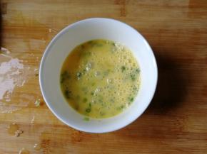 将洗干净的葱切成葱花，只用葱绿部分。然后倒入鸡蛋中。用筷子将蛋液搅打均匀，和葱花混匀。