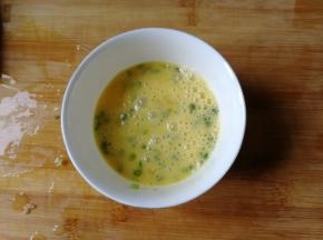 将洗干净的葱切成葱花，只用葱绿部分。然后倒入鸡蛋中。用筷子将蛋液搅打均匀，和葱花混匀。