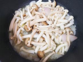 翻炒至菌菇变软。