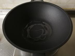 干净无水不粘锅中，倒入玉米油。开大火将油烧热。