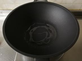 干净无水不粘锅中，倒入玉米油。开大火将油烧热。