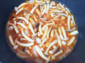 加入番茄口味的火锅底料翻炒均匀。