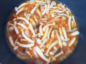 加入番茄口味的火锅底料翻炒均匀。