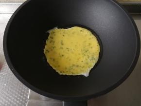 然后转小火，倒入打好的葱花蛋液。