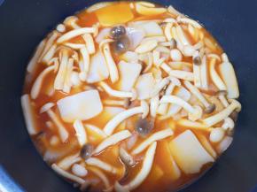 翻炒至年糕片变软。