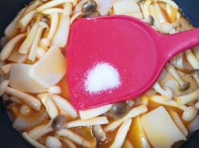 放盐调味。
