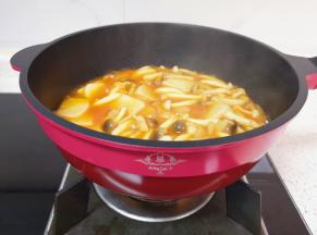 加一点水，煮至年糕片入味。