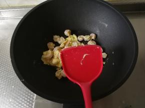 然后转中火，迅速翻炒，让蛋液裹住虾仁，炒出来的蛋很嫩。速度快一些，翻炒到虾仁完全变色，变熟。淋入2勺料酒，炒匀去腥。