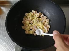 最后加入盐调味，翻炒均匀后一会就可以关火！