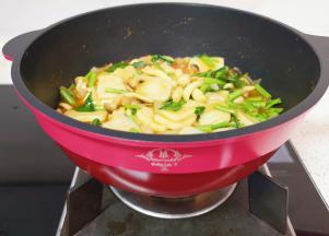 翻炒至空心菜熟了即可。