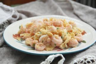 鲜嫩的虾仁炒蛋就完成啦！就是这么简单。