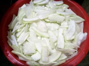 将削去绿色表皮的柚子皮切成三四毫米的片，然后用清水漂一天一夜，注意早晚都要换一次水。柚子皮漂了一天后，要焯一次水。这一步漏了没拍图。就是先将柚子皮挤干水，水烧开后，倒入柚子皮，煮5分钟，然后关火，泡8-10分钟。然后再用自来水冲洗柚子皮，挤干冲水重复几遍，将柚子皮的苦涩味挤掉。最后挤干，再泡一天，仍然一早一晚要换一次水。