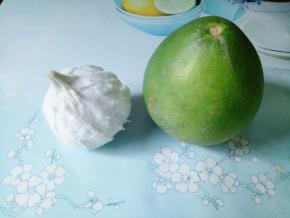 这是用来烧菜的柚子，比福建蜜柚小，和沙田柚差不多大，皮厚白色海绵质紧实，里面的柚子瓤小，味苦涩或酸涩。