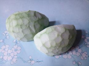 将柚子用刀划开，剥下柚子皮，果肉丢掉不要，然后把那个绿色的表皮削掉，因为这个绿色部分有点涩口，不过有些人喜欢吃，不介意那个口感就不削。