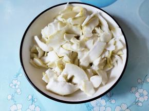 将焯过水又漂了一天的柚子皮挤干水，装出一盘来烧菜吃，多的可以放冰箱。