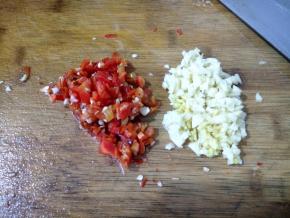 3-4瓣大蒜和几片姜切碎，3个尖椒或者小米椒切碎。没有辣椒的柚子皮没有灵魂。