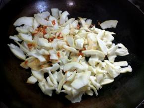 将挤干水的柚子皮倒入，先煸炒几下。