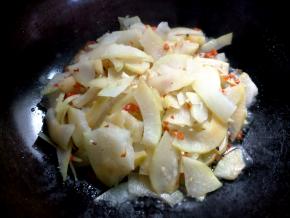 倒入2碗凉白开煮3-5分钟。喜欢有嚼劲的就煮时间短一点，喜欢口感软烂一些的就煮长一点。