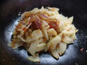 在最后还剩一点水的时候，加入1小勺盐，1小勺鸡精，2汤匙生抽，拌匀，再煮一两分钟入味。