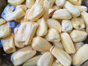 用水冲洗一下菠萝蜜表面。