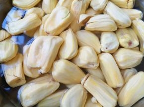 用水冲洗一下菠萝蜜表面。