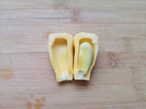 用刀轻轻划一下，将菠萝蜜掰开。