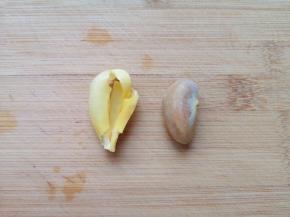 取出里面的菠萝蜜籽（菠萝蜜籽可以食用，水煮或者烤熟都可以）。