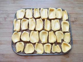 将去籽的菠萝蜜摆在烤网上。