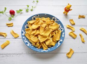 孩子们抢着吃。