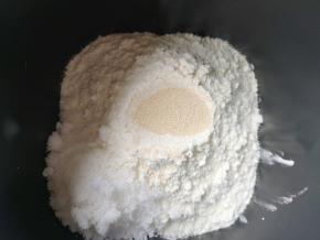 接下来加入高筋面粉，糖和盐对角放，面粉中间挖个小洞放入干酵母，用面粉盖上，选择面包机的“自动和面”程序15分钟。