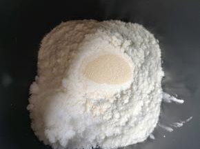 接下来加入高筋面粉，糖和盐对角放，面粉中间挖个小洞放入干酵母，用面粉盖上，选择面包机的“自动和面”程序15分钟。