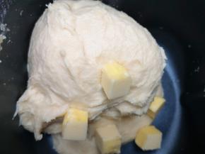 15分钟和面程序结束以后放入软化的黄油，继续选择面包机的“自动和面”15分钟。