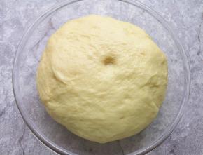 看一下这是发酵好的面包面团。