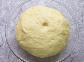看一下这是发酵好的面包面团。