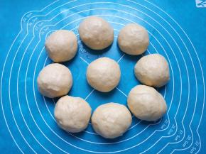 将发酵好的面团拍打排气，分成9份。